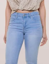 Jean slim skinny de tiro medio en denim azul con proceso de lavado, calce ajustado y largo al tobillo. Cuenta con pretina con presillas, bolsillos delanteros y traseros, y acceso frontal con botón y cierre.