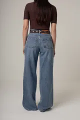 Jean de denim 100% algodón con corte wide leg y tiro alto, de color azul clásico.
