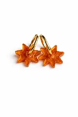 Aros tipo argolla dorada con dije colgante en forma de estrella de acrílico color rosa.