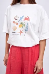 Remera blanca de corte recto con estampado de motivos playeros.