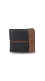 Billetera de cuero para hombre con diseño bicolor, combinando tonos marrón y negro. Cuenta con solapa central, múltiples ranuras para tarjetas, compartimento para billetes y visor transparente. Presenta el logo de la marca grabado en el frente.