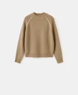 Jersey de punto color tostado, con cuello alto, mangas largas y líneas blancas decorativas a lo largo de las mangas y los hombros.