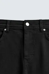 Pantalón de corte recto confeccionado en tejido de algodón con elasticidad. Presenta diseño de cinco bolsillos, cierre frontal con cremallera y botón.