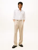 Camisa de manga larga blanca, confeccionada en algodón BCI, con cuello clásico y cierre de botones. Presenta un pequeño logo de Tommy Hilfiger bordado en el pecho.