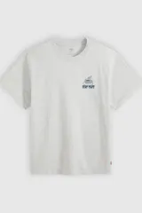 Remera gris melange de corte relaxed fit, con cuello redondo, mangas cortas y estampa pequeña en el pecho con motivo de taza de café y la inscripción "Beat Cafe".