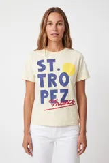 Remera color marfil con estampado frontal en letras azules y rojas con la inscripción "ST. TROPEZ France" y un círculo amarillo.