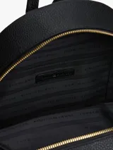 Mochila de diseño minimalista con acabado granulado, confeccionada en poliuretano. Presenta un compartimento principal con cierre de cremallera, un bolsillo exterior frontal con cierre, asa superior y correas ajustables. Incluye un detalle de cinta distintiva tonal en la parte delantera y el monograma TH metálico.