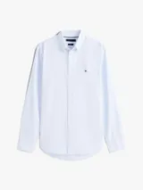 Camisa de popelín de algodón celeste con sutiles rayas verticales blancas, de corte regular, manga larga y cuello camisero con botones. Presenta cierre frontal con botones y el logo bordado de Tommy Hilfiger en el pecho.