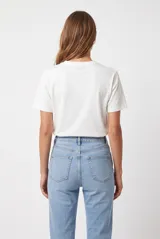 Remera color blanco off-white, de manga corta y corte clásico, con estampa frontal con la inscripción "Marga-Rita" y un pequeño vaso de cóctel.