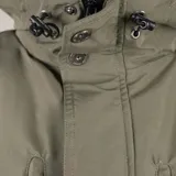 Campera técnica con capucha, color verde militar, con cierre frontal y solapa, bolsillos superiores con cierre y bolsillos inferiores con solapa y botón. Diseño acolchado con logo de la marca en el pecho.