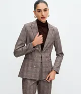 Blazer acinturado de ponto roma con estampado de cuadros, solapas estructuradas, bolsillos con solapa y doble botonadura metálica dorada.