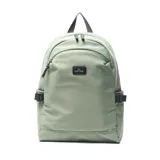 Mochila verde de tela con cierre doble, asa fija, forro interior textil, porta notebook y múltiples bolsillos externos.