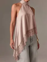 Blusa de satén rosada sin mangas, con cuello halter alto y dobladillo asimétrico decorado con encaje.