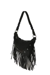 Cartera estilo bandolera de color negro, confeccionada en material símil gamuza con flecos largos colgantes y detalles de arandelas metálicas plateadas. Cuenta con una correa trenzada para el hombro y cierre superior.
