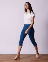 Jegging capri de algodón color azul denim, marca Erika. Tiene pretina elastizada, bolsillos delanteros simulados y bolsillos traseros aplicados.