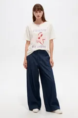 Remera blanca de manga corta con cuello redondo y estampado frontal de inspiración veraniega con motivos italianos, limones y la leyenda Italia Amalfi Capri.