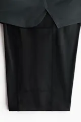 Short deportivo de doble capa con tecnología DryMove para absorción de sudor. Cuenta con una capa exterior de corte estándar con cintura elástica, cordón de ajuste, bolsillos laterales y aberturas en el bajo. Incluye una calza interior tipo biker con bolsillo lateral y un bucle trasero para accesorios.