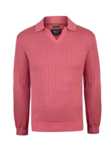 Sweater de punto color rosado, con diseño acanalado vertical, cuello polo y escote en V profundo.