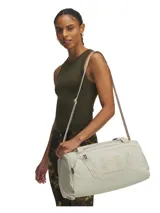 Bolso deportivo Under Armour Undeniable 5 Duffle XS, color beige, con asas superiores y correa de hombro ajustable. Incluye el logo de la marca estampado en el frente.