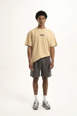 Short color beige con cintura elástica ajustable con cordón.