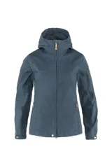 Campera azul de corte clásico, con capucha y cierre frontal.