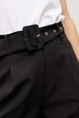Pantalón sastrero color topo, de corte recto, con pinzas en la parte delantera y cinturón del mismo género con hebilla cuadrada.