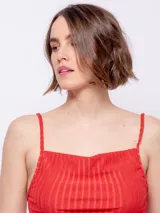 Top negro sin mangas, con tirantes finos, escote en V y frunce lateral con cut out.