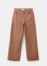 Jeans de corte recto y tiro medio con diseño de rayas verticales en tonos marrón y blanco.