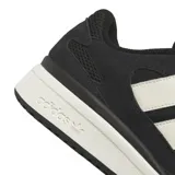 Championes Adidas Forum 2000 de estilo urbano, con diseño de corte bajo. Presentan una base de color negro con las icónicas tres bandas laterales en color blanco y una suela de goma blanca con el logo de la marca grabado.
