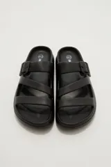 Sandalias de goma color negro con diseño de tres tiras cruzadas y hebilla lateral ajustable.