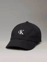 Gorra de béisbol Calvin Klein color negro, con visera curva y logo 'ck' bordado en blanco en la parte frontal. Cuenta con cierre ajustable en la parte posterior.