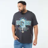 Camiseta de manga corta y cuello redondo, color negro, con estampado gráfico frontal de la banda Guns N' Roses en tonos azul y beige.