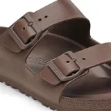 Sandalias Birkenstock Arizona Eva color marrón, de dos tiras ajustables con hebillas grabadas. Confeccionadas en goma EVA ligera y resistente al agua.
