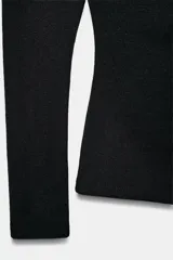 Top de tejido suave con diseño asimétrico, escote descubierto en un hombro y manga larga.