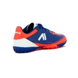 Championes de fútbol Austral modelo Blast TF, diseño en color azul con detalles en naranja y blanco, con suela con tapones multitaco ideales para césped sintético.