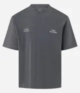 Remera de algodón de corte boxy, color gris oscuro con efecto desteñido/vintage. Presenta un estampado minimalista en blanco en el pecho con tres círculos y texto a la derecha que dice "United Victory Match".