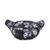 Riñonera Jansport modelo Fifth Avenue con estampado batik en tonos blanco y negro, con motivos de calaveras. Cuenta con un compartimento principal con cierre y un parche frontal con el logo de Jansport.