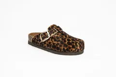 Zueco de cuero con estampa tipo animal print de vaca, con tira de ajuste marrón y hebilla metálica. Plantilla anatómica y suela de corcho y goma.