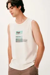 Musculosa Hering de color amarillo claro, con cuello redondo y estampa frontal fotográfica de un paisaje marino con texto.