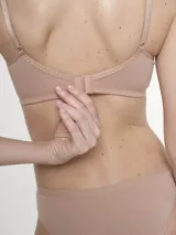 Soutien bralette de algodón con elastano, color beige, sin aro y sin relleno, con tirantes finos regulables.
