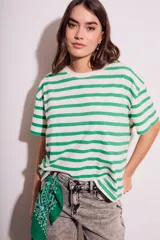 Remera de algodón peinado a rayas horizontales verdes y blancas, de corte recto y mangas cortas.