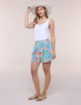 Short de calce relajado de rayón, con estampado floral en tonos celestes, naranjas y verdes. Cuenta con pretina lisa en el delantero y elástico posterior, bolsillos diagonales y pierna ancha.