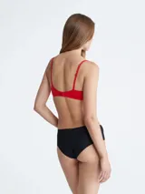 Brasier Calvin Klein color rojo, con copas moldeadas, breteles finos regulables y logo en el lateral izquierdo.