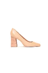 Zapato de cuero color caramelo, con punta cuadrada y taco ancho texturizado.