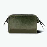 Neceser verde militar de poliéster reciclado con textura acanalada y base de cuero sintético. Cuenta con cierre superior con doble cremallera, interior forrado con separadores y logo de la marca en aplique de cuero.