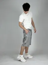 Bermuda gris de jean con efecto lavado, corte holgado y largo a la rodilla.