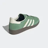 Championes Adidas Handball Spezial color verde con las tres tiras blancas a los costados y suela marrón.