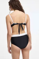 Conjunto de bikini azul con detalles en blanco, compuesto por un corpiño deportivo y una bombacha de tiro alto.