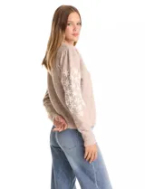 Buzo de punto marca Pinch, color marrón claro, con cuello redondo y mangas largas. Presenta un diseño de flores blancas bordadas a lo largo de las mangas y detalle de frunce en los hombros. Cuenta con puños y ruedo acanalados.