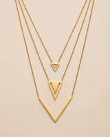 Collar de triple cadena de acero con baño de oro, compuesto por tres dijes geométricos en forma de V de diferentes tamaños.